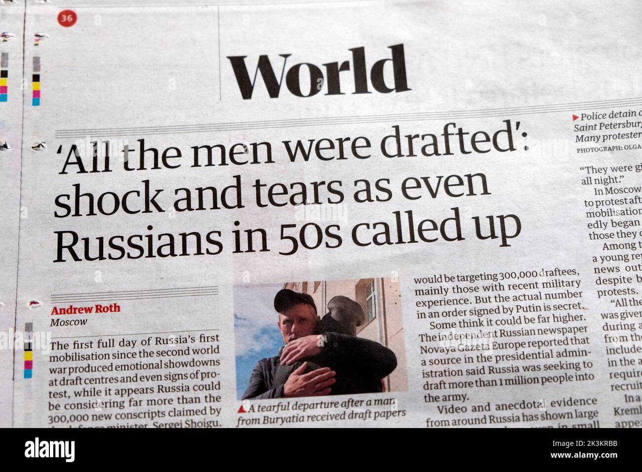 'Todos los hombres fueron reclutados': Conmoción y lágrimas, como incluso los rusos en 50s llamaron' titular del periódico Guardian Ucrania recortes de guerra 23 de septiembre de 2022 Reino Unido Foto de stock