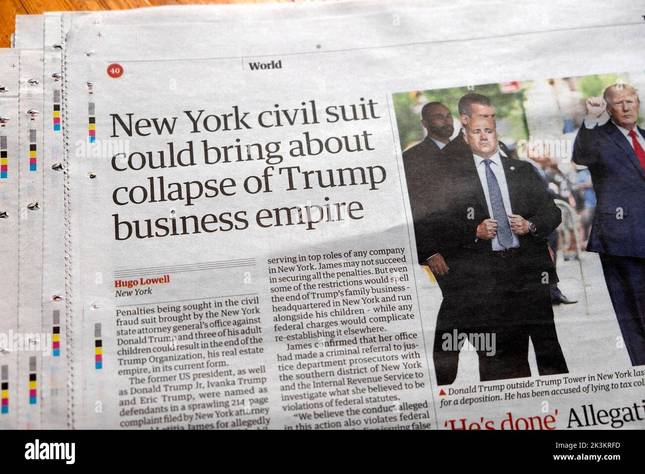 'Una demanda civil en Nueva York podría provocar el colapso del imperio empresarial (Donald) Trump', recorte del titular del periódico Guardian 23 septiembre 2022 Londres Reino Unido Foto de stock