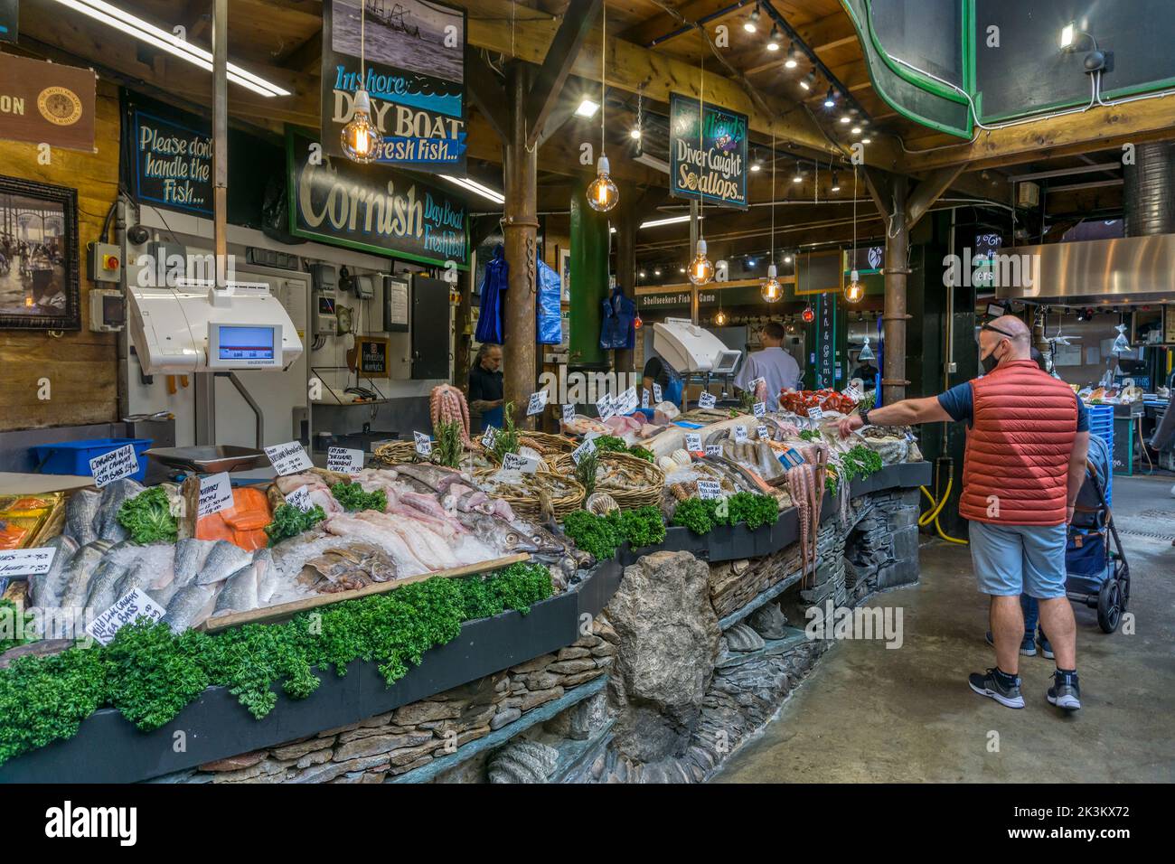 Un puesto de peces bien abastecido en Borough Market, Southwark, Londres. Foto de stock