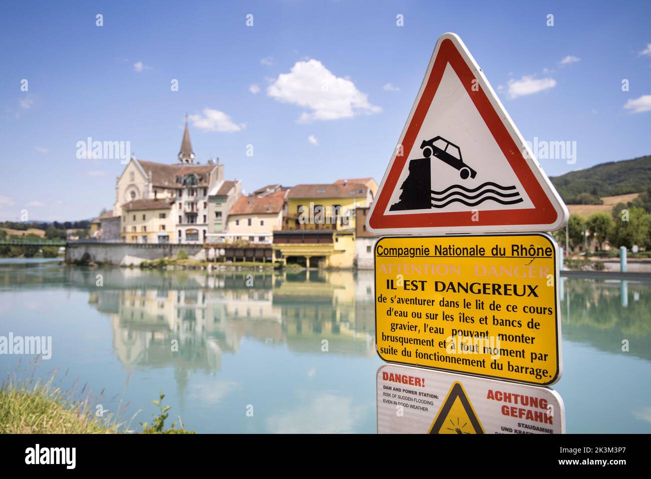 Señal de advertencia en el borde del río Rhone en Seyssel, Haute-Savoie, Francia Foto de stock