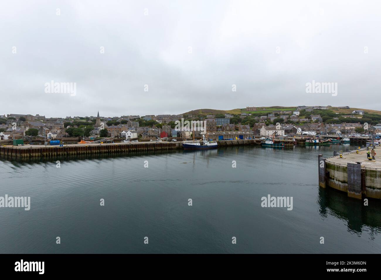 Vista de Stromness Harbour desde NorthLink Ferries, Orkney, Escocia, Reino Unido Foto de stock