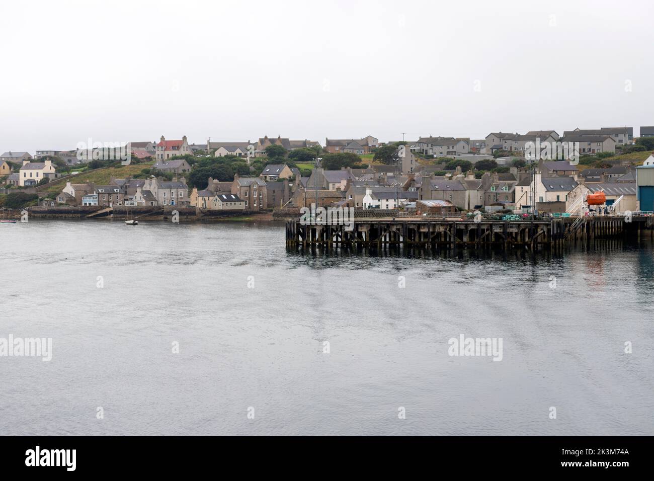Vista de Stromness Harbour desde NorthLink Ferries, Orkney, Escocia, Reino Unido Foto de stock
