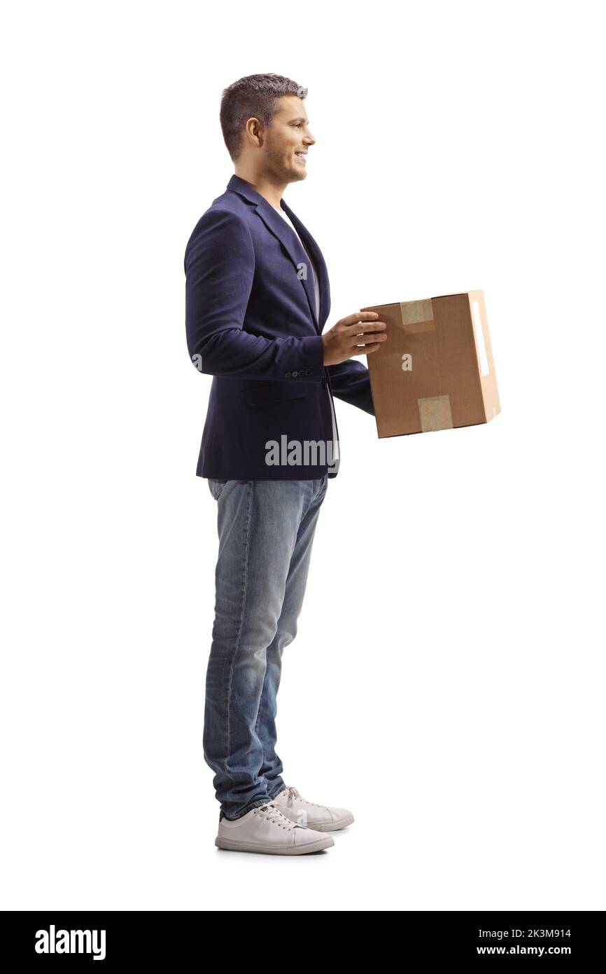 Foto de perfil completo de un hombre sosteniendo una caja de cartón aislada sobre fondo blanco Foto de stock