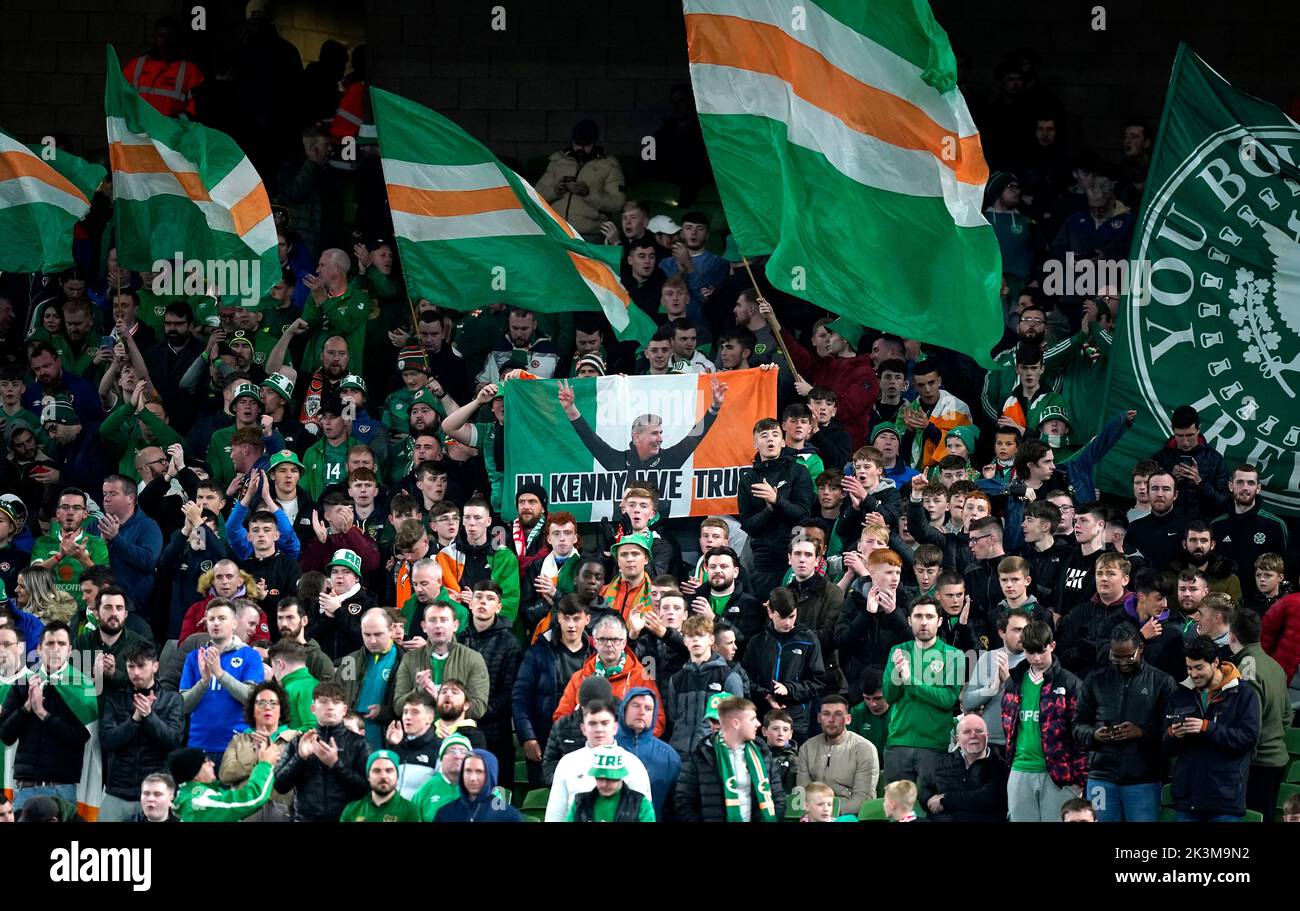 Aficionados de la República de Irlanda antes del partido de la Liga de las Naciones de la UEFA en el estadio Aviva en Dublín, Irlanda. Fecha de la foto: Martes 27 de septiembre de 2022. Foto de stock