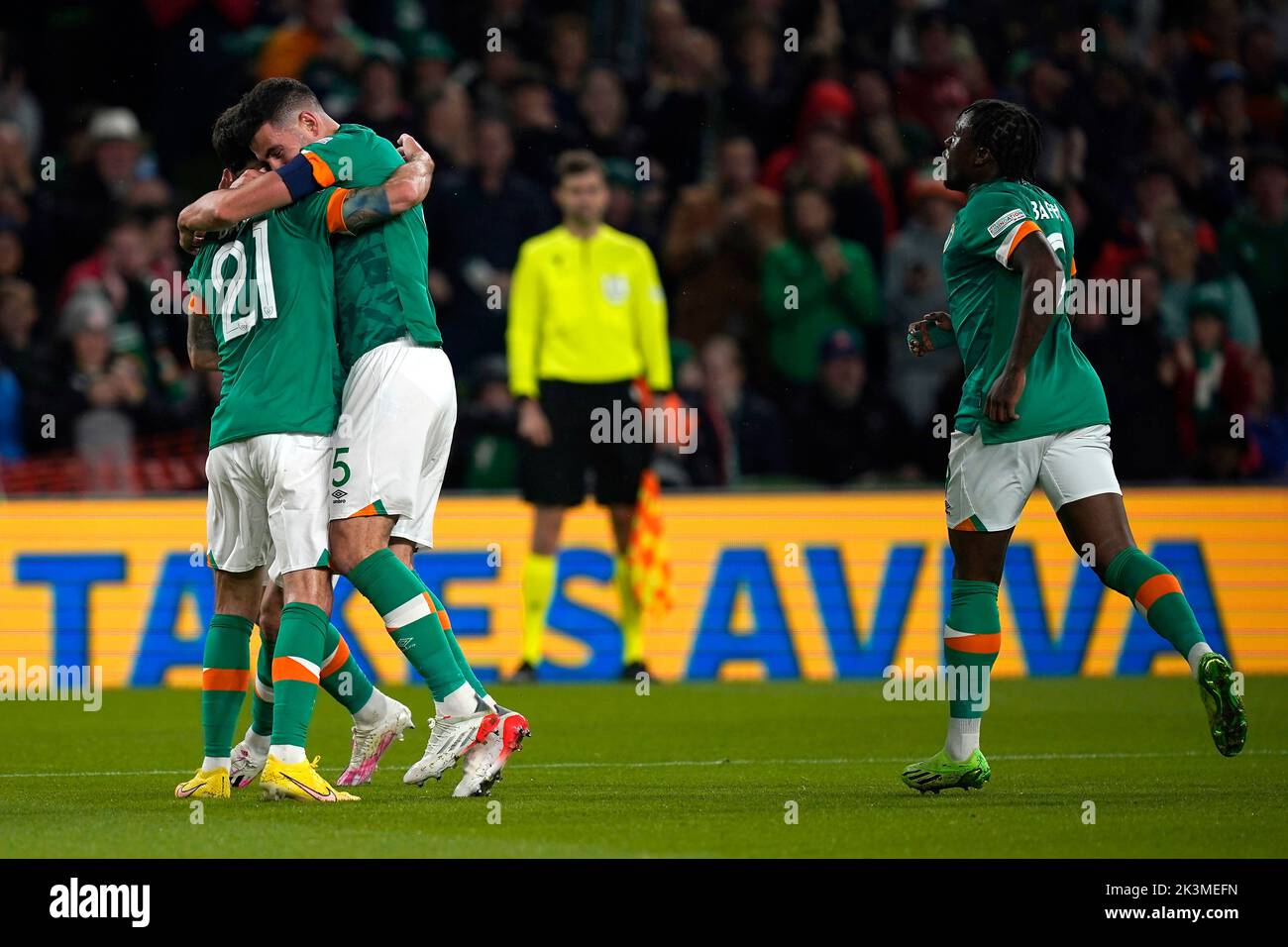 John Egan (centro) de la República de Irlanda celebra el primer gol de su equipo con compañeros durante el partido de la Liga de las Naciones de la UEFA en el estadio Aviva en Dublín, Irlanda. Fecha de la foto: Martes 27 de septiembre de 2022. Foto de stock