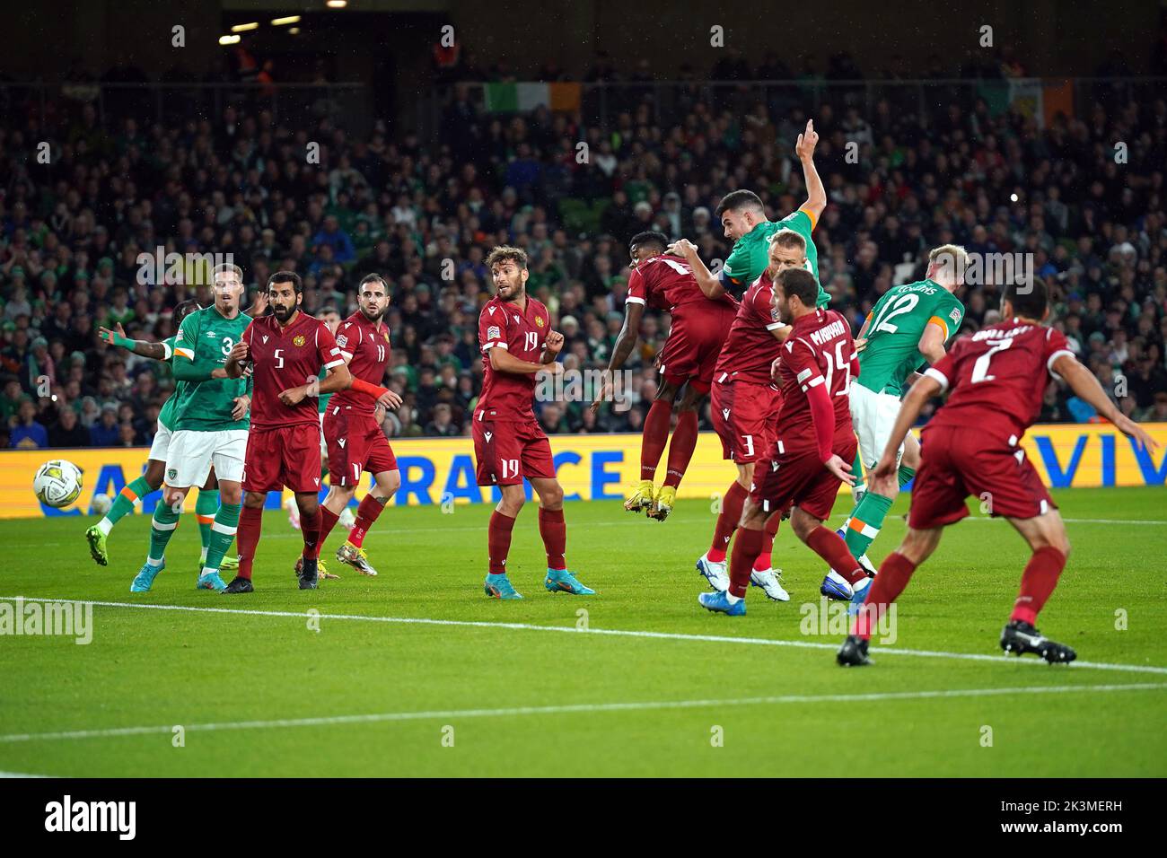 John Egan, de la República de Irlanda, marca el primer gol de su equipo durante el partido de la Liga de las Naciones de la UEFA en el Estadio Aviva en Dublín, Irlanda. Fecha de la foto: Martes 27 de septiembre de 2022. Foto de stock