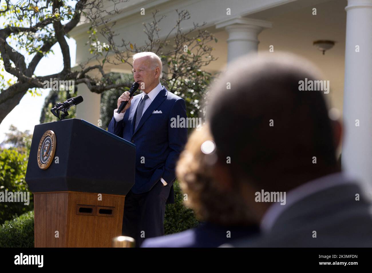 El presidente ESTADOUNIDENSE Joe Biden (R) escucha a un beneficiario de Medicare Bob Parant (L) presentarlo en un evento celebrado para discutir el objetivo de su administración de reducir los costos de atención médica y proteger y fortalecer Medicare y el Seguro Social, en el Jardín de Rosas de la Casa Blanca en Washington, DC, EE.UU., 27 de septiembre de 2022. Foto de stock