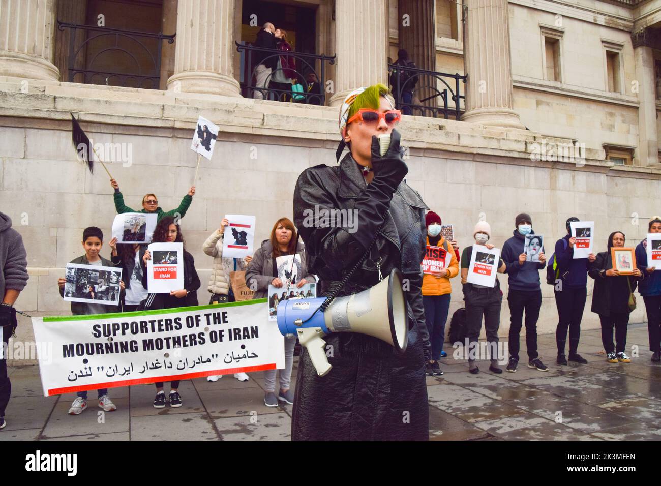 Londres, Reino Unido. 27th de Sep de 2022. Un manifestante canta lemas a través de un megáfono durante la manifestación en Trafalgar Square. Los manifestantes siguen reuniéndose en Londres en respuesta a la muerte de Mahsa Amini, quien murió bajo custodia policial en Irán tras ser detenido por no llevar una bufanda (hijab) 'adecuadamente' en público. Crédito: SOPA Images Limited/Alamy Live News Foto de stock