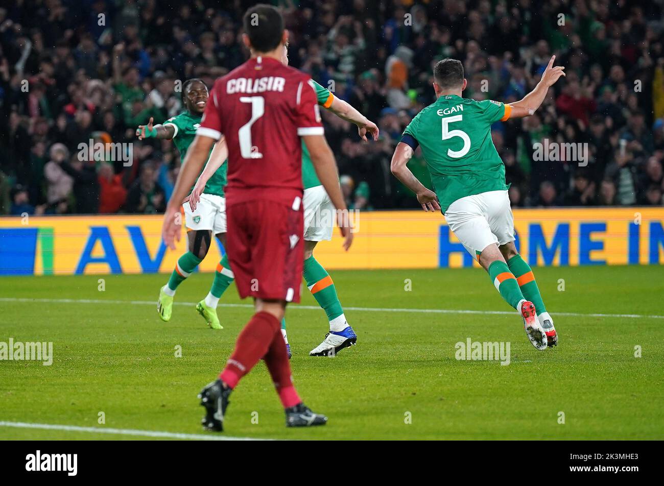 John Egan (derecha), de la República de Irlanda, celebra el primer gol de su equipo durante el partido de la Liga de las Naciones de la UEFA en el Estadio Aviva en Dublín, Irlanda. Fecha de la foto: Martes 27 de septiembre de 2022. Foto de stock