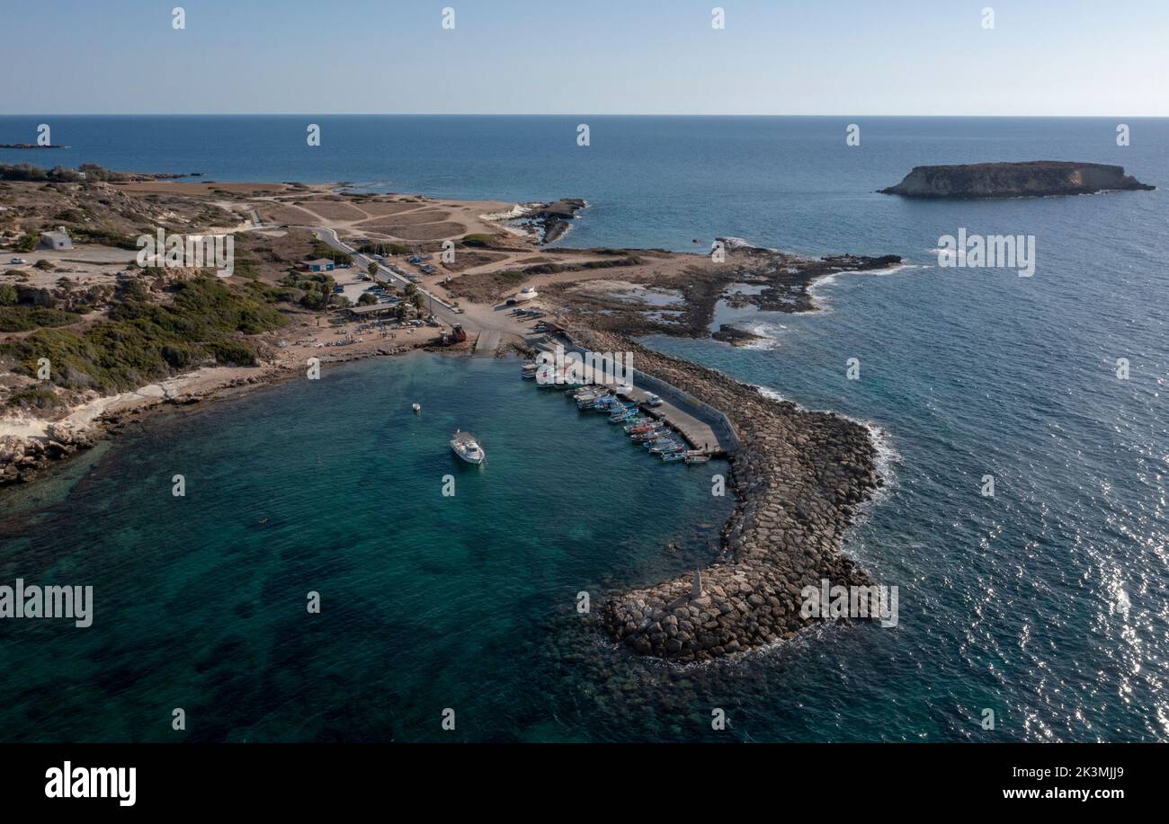 Vista aérea del puerto de Agios Georgios (St Georges), Akamas, región de Paphos, Chipre. Foto de stock