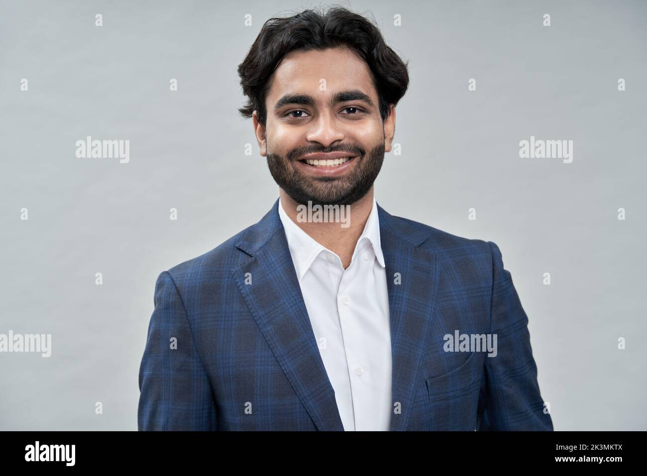 Feliz joven indio árabe hombre de negocios llevar traje. Retrato de la cabeza Foto de stock