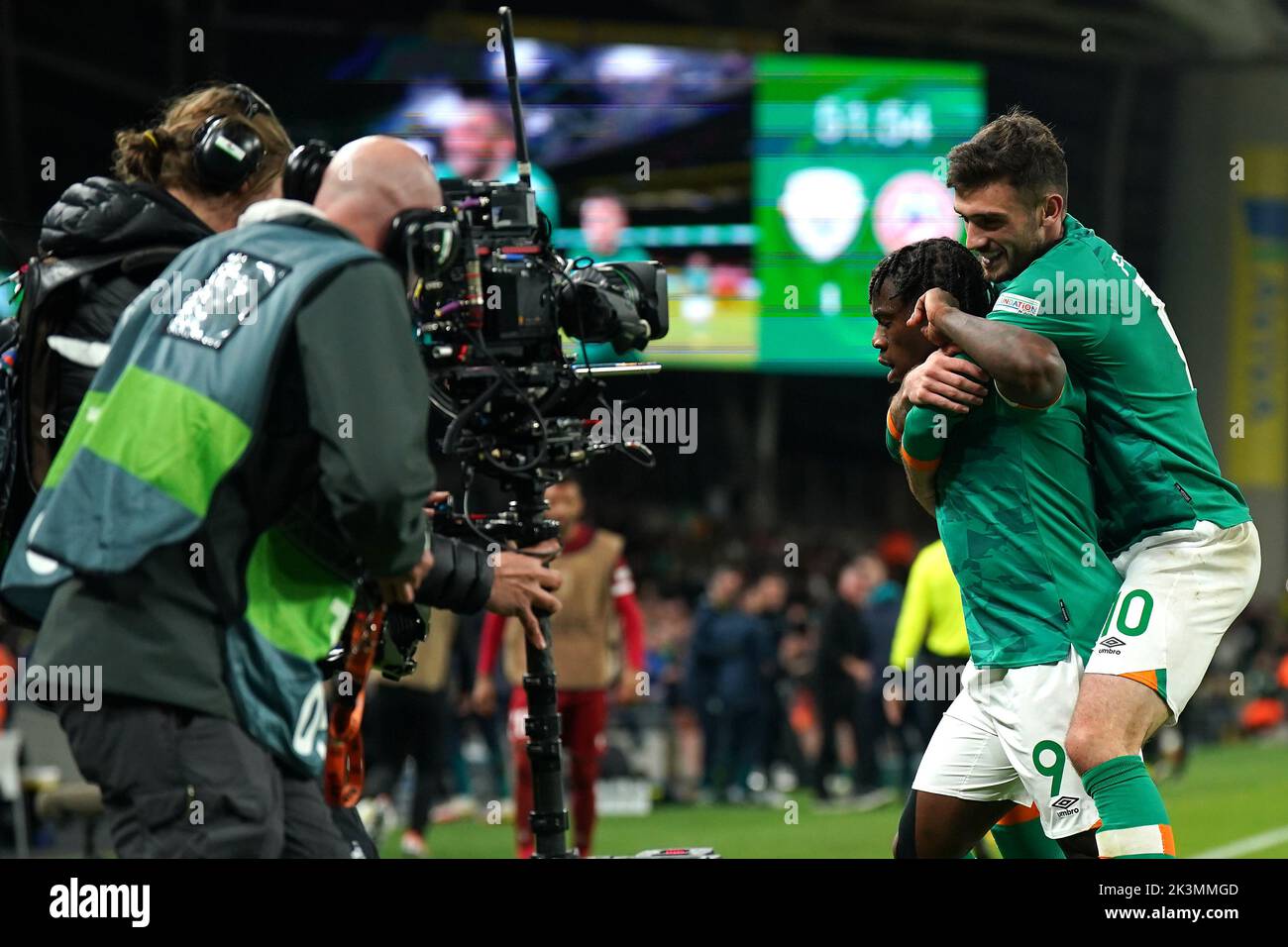 Michael Obafemi, de la República de Irlanda, celebra el segundo gol de su equipo con su compañero Troy Parrott (derecha) durante el partido de la Liga de las Naciones de la UEFA en el estadio Aviva de Dublín, Irlanda. Fecha de la foto: Martes 27 de septiembre de 2022. Foto de stock