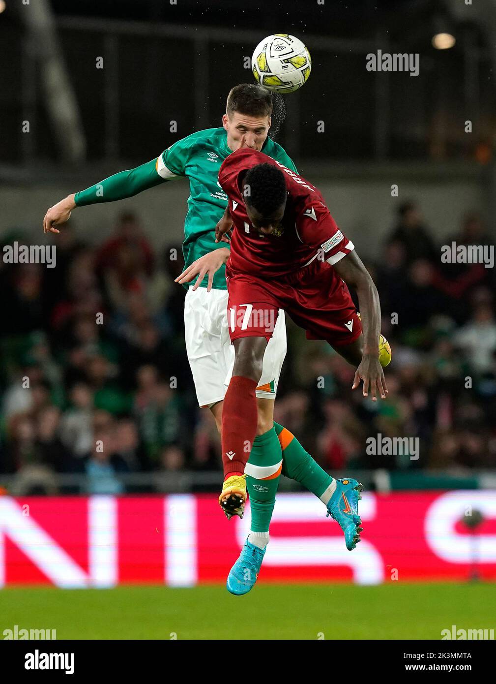 Matt Doherty (izquierda), de la República de Irlanda, lidera el balón durante el partido de la Liga de las Naciones de la UEFA en el estadio Aviva en Dublín, Irlanda. Fecha de la foto: Martes 27 de septiembre de 2022. Foto de stock