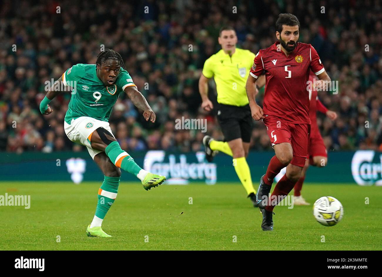 Michael Obafemi, de la República de Irlanda, marca el segundo gol de su equipo durante el partido de la Liga de las Naciones de la UEFA en el estadio Aviva en Dublín, Irlanda. Fecha de la foto: Martes 27 de septiembre de 2022. Foto de stock