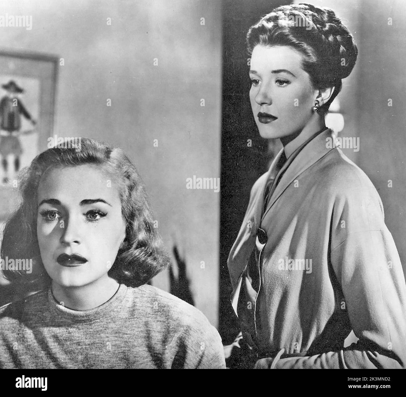 EL PASADO OSCURO 1948 Columbia Pictures película con Lois Maxwell a la derecha y Nina Foch Foto de stock