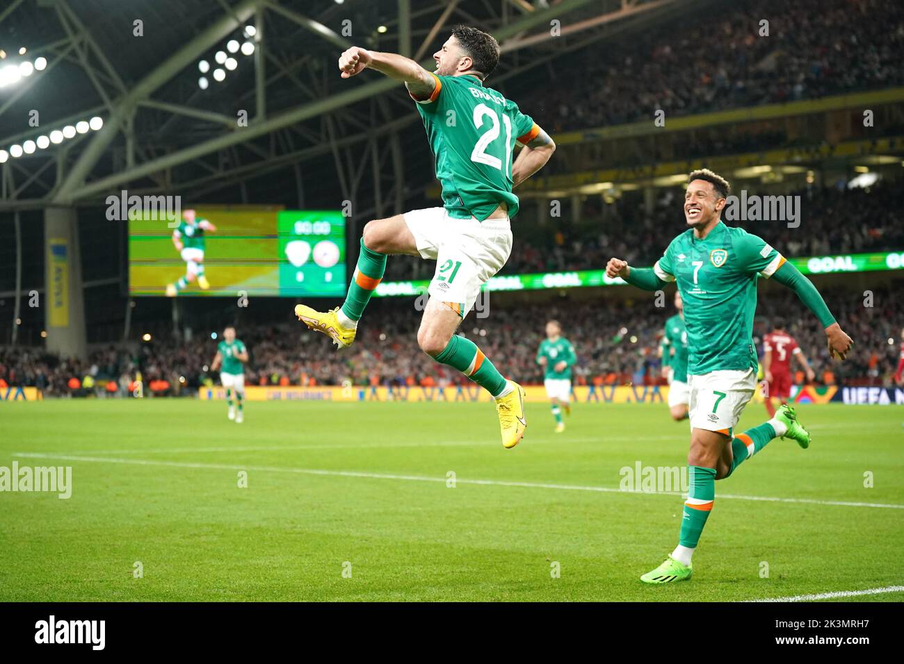 El británico Robbie Brady de la República de Irlanda celebra el tercer gol de su bando en el partido de la cucharita durante el partido de la Liga de las Naciones de la UEFA en el Estadio Aviva en Dublín, Irlanda. Fecha de la foto: Martes 27 de septiembre de 2022. Foto de stock