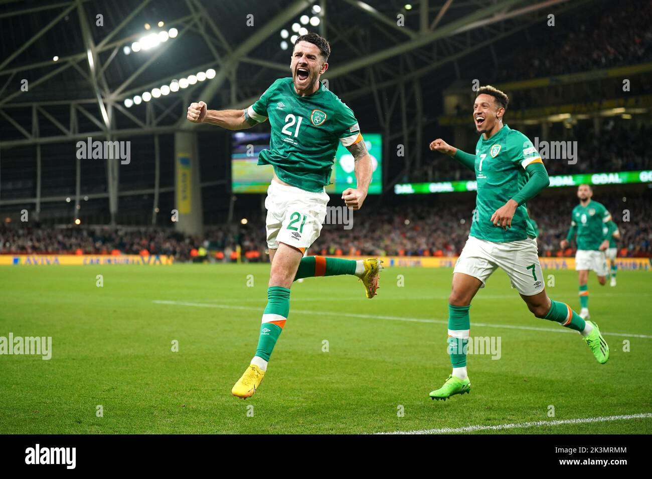 El británico Robbie Brady de la República de Irlanda celebra el tercer gol de su bando en el partido de la cucharita durante el partido de la Liga de las Naciones de la UEFA en el Estadio Aviva en Dublín, Irlanda. Fecha de la foto: Martes 27 de septiembre de 2022. Foto de stock
