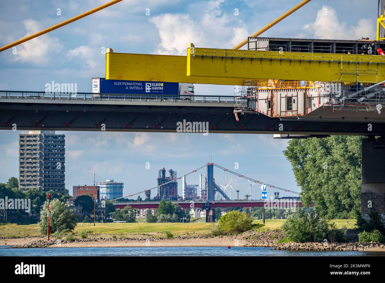 Nueva construcción del puente de la autopista Neuenkamp en la A40, sobre el Rin cerca de Duisburg, montaje en voladizo libre del tramo del puente principal, el nuevo Foto de stock