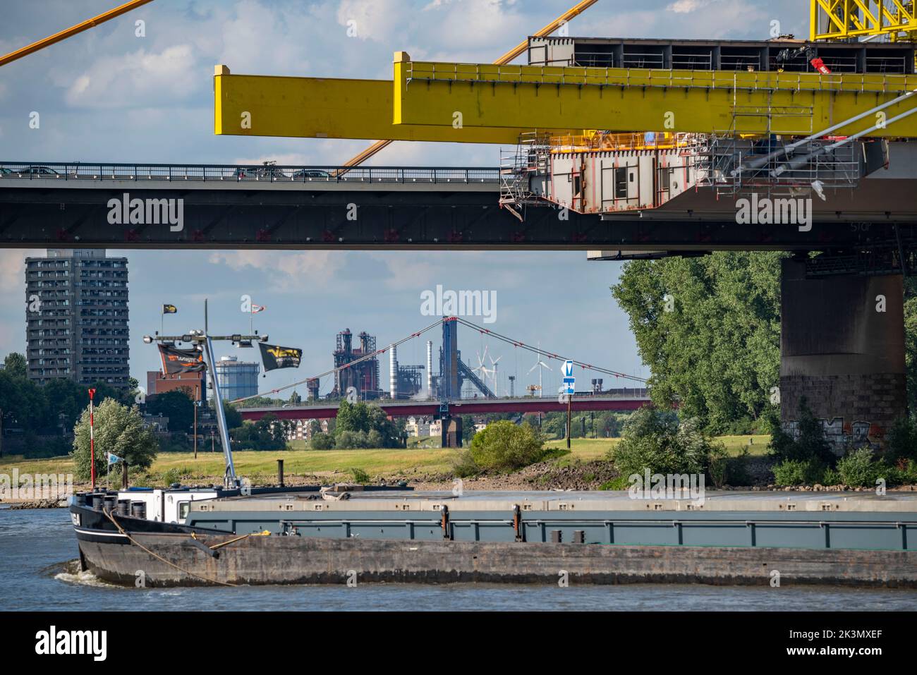 Nueva construcción del puente de la autopista Neuenkamp en la A40, sobre el Rin cerca de Duisburg, montaje en voladizo libre del tramo del puente principal, el nuevo Foto de stock
