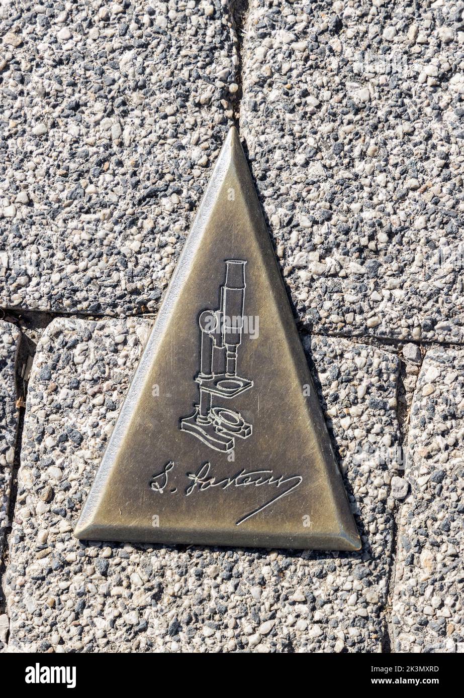 Louis Pasteur marcador establecido en el camino como ruta a seguir alrededor de la ciudad de Arbois, Jura, Francia Foto de stock