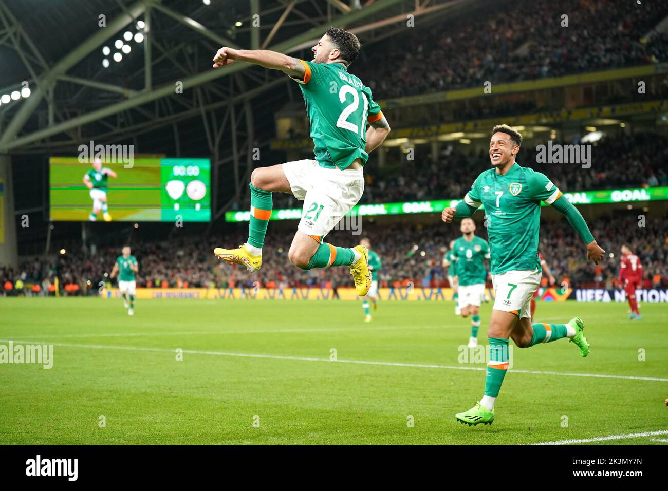 El británico Robbie Brady de la República de Irlanda celebra el tercer gol de su equipo desde el punto de penalti durante el partido de la Liga de las Naciones de la UEFA en el estadio Aviva en Dublín, Irlanda. Fecha de la foto: Martes 27 de septiembre de 2022. Foto de stock