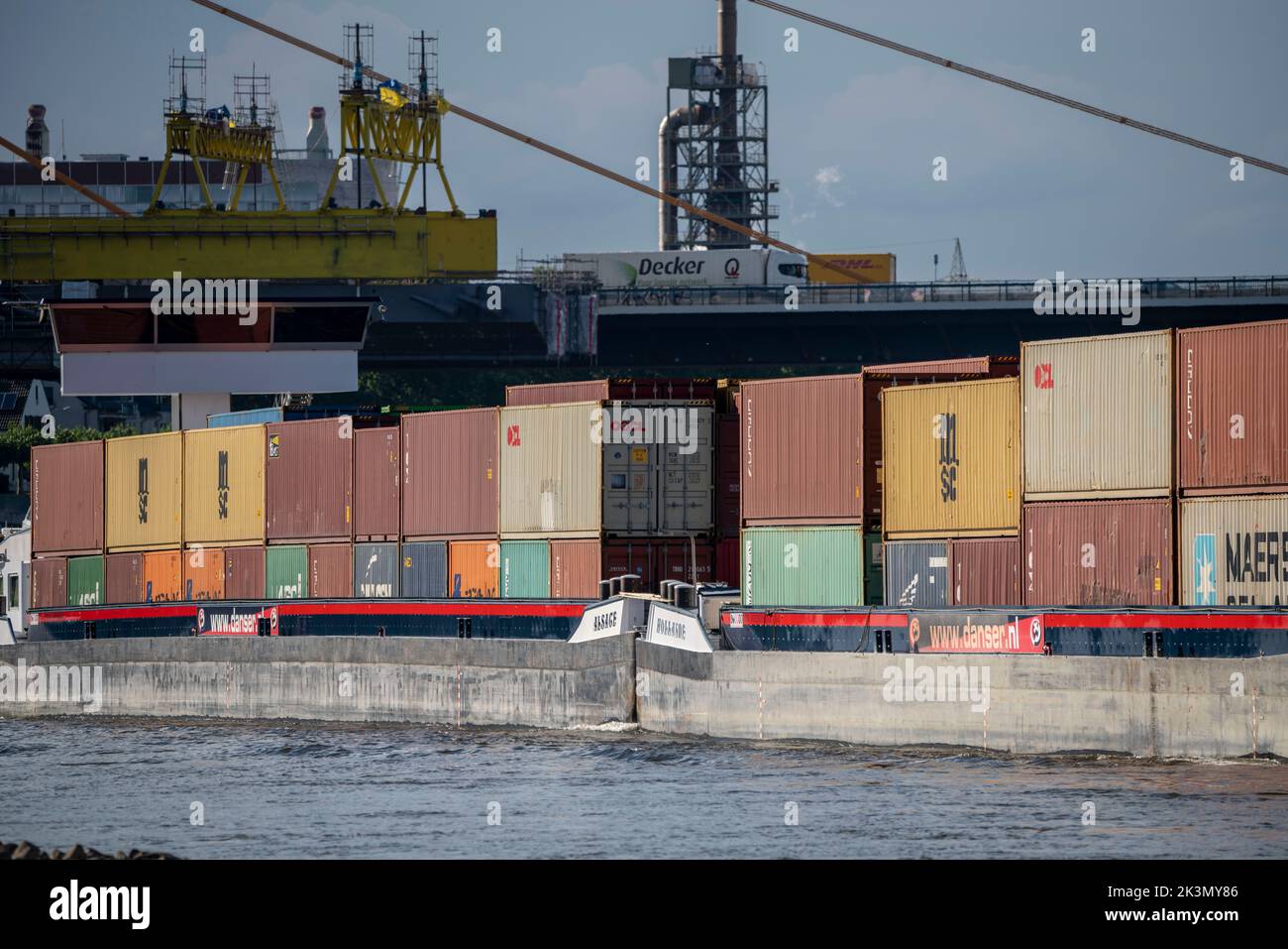 Navegación interior en el Rin cerca de Duisburg, buque portacontenedores Hollande, a plena carga, puente del Rin Neuenkamp, autopista A40, NRW, Alemania, Foto de stock