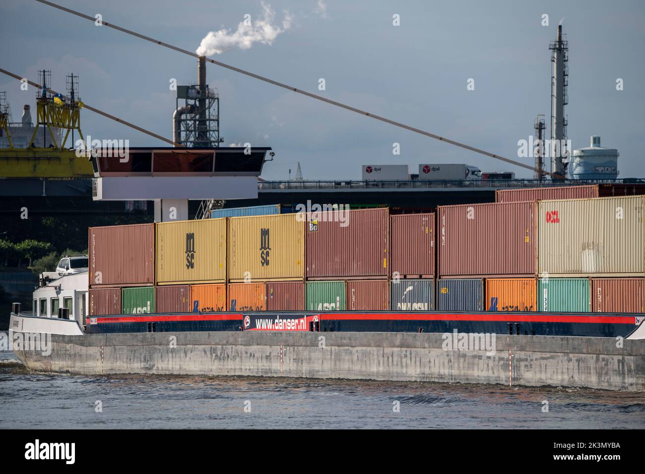 Navegación interior en el Rin cerca de Duisburg, buque portacontenedores Hollande, a plena carga, puente del Rin Neuenkamp, autopista A40, NRW, Alemania, Foto de stock