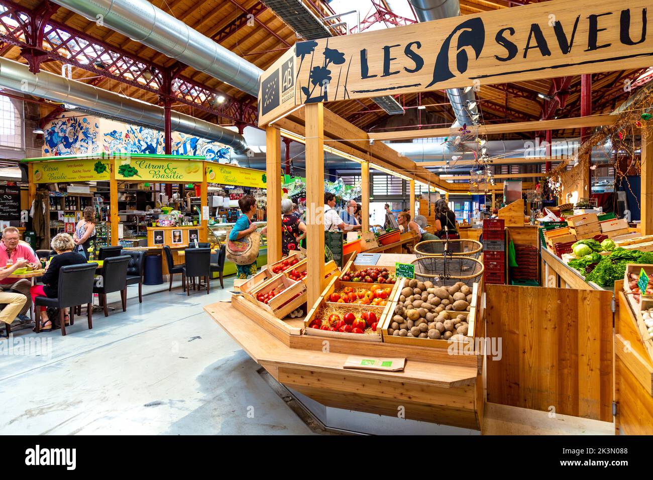 Interior del mercado Marché couvert, Colmar, Francia Foto de stock