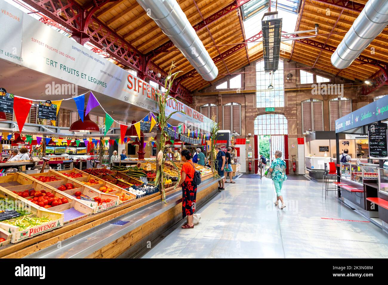 Interior del mercado Marché couvert, Colmar, Francia Foto de stock
