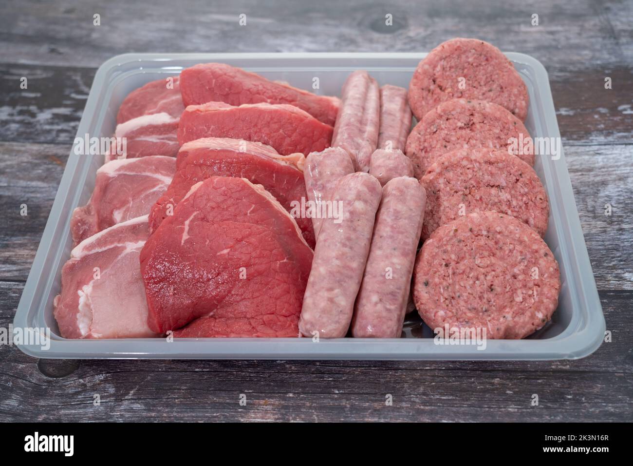 Una bandeja con una selección de carnes frescas crudas Foto de stock