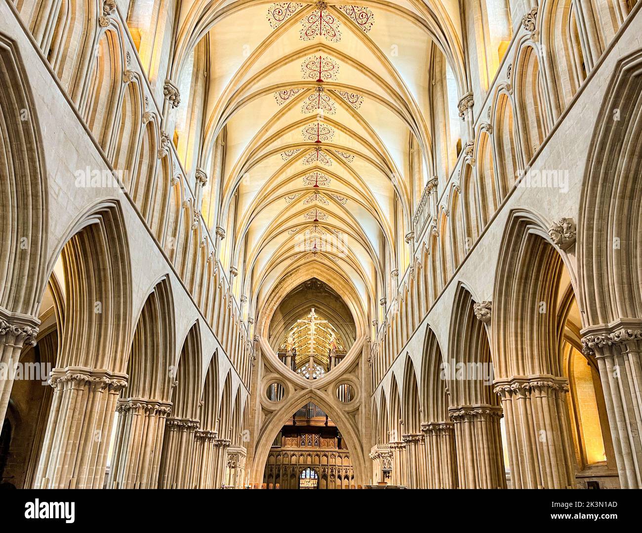 Dentro de la nave de la Catedral de Wells, con arquitectura gótica perpendicular. Wells, Somerset, Reino Unido Foto de stock