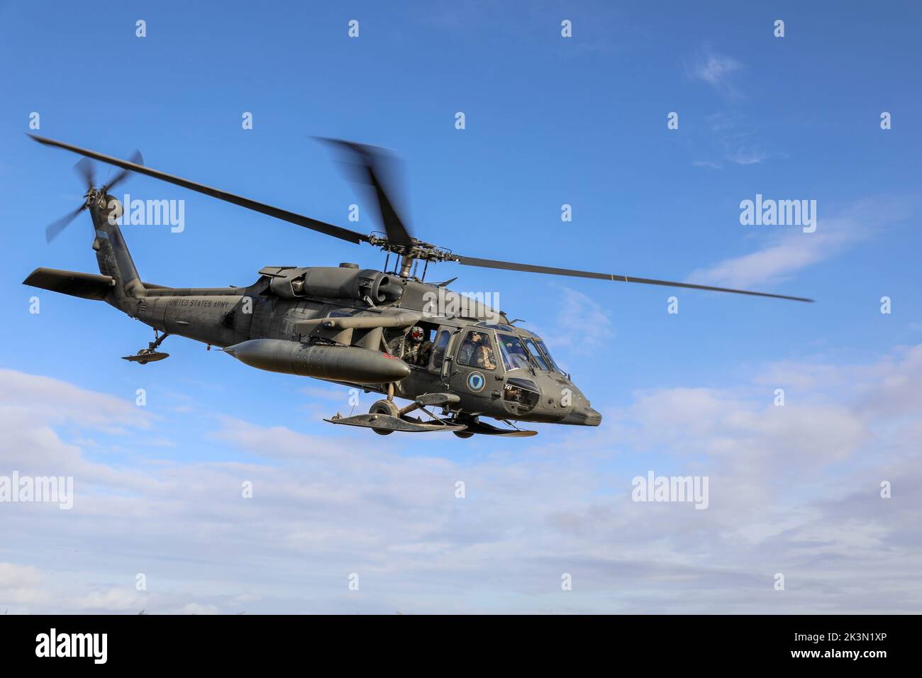 Los aviadores de la Guardia Nacional del Ejército de Alaska asignados a la Fuerza de Tarea Conjunta – Aviación parten de Bethel, Alaska, en un helicóptero UH-60L Black Hawk para recuperar a los miembros de servicio de JTF – Bethel que estaban ayudando a la comunidad de Nightmute, Alaska, con la remoción de escombros de tormentas como parte de la Operación Respuesta Merbok, el 23 de septiembre de 2022. Más de 130 miembros de la milicia organizada de Alaska, que incluye miembros de la Guardia Nacional de Alaska, la Fuerza de Defensa del Estado de Alaska y la milicia naval de Alaska, fueron activados tras una declaración de desastre emitida el 17 de septiembre, después de que los restos del tifón Merbok causaran inundaciones dramáticas Foto de stock