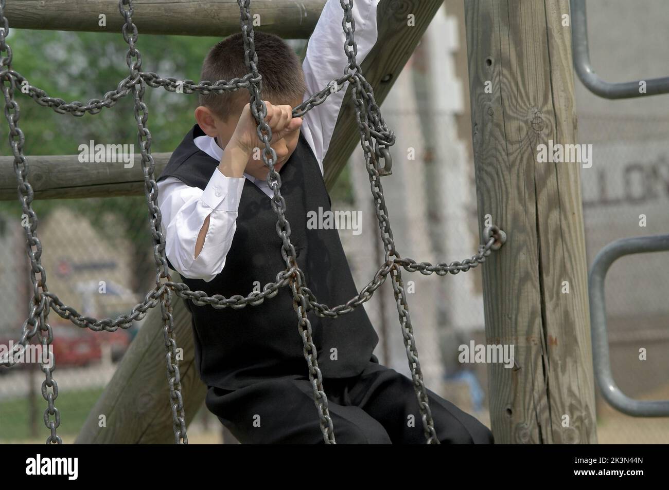 Polonia, Polen, Polska, un niño jugando en el patio de recreo; Ein
