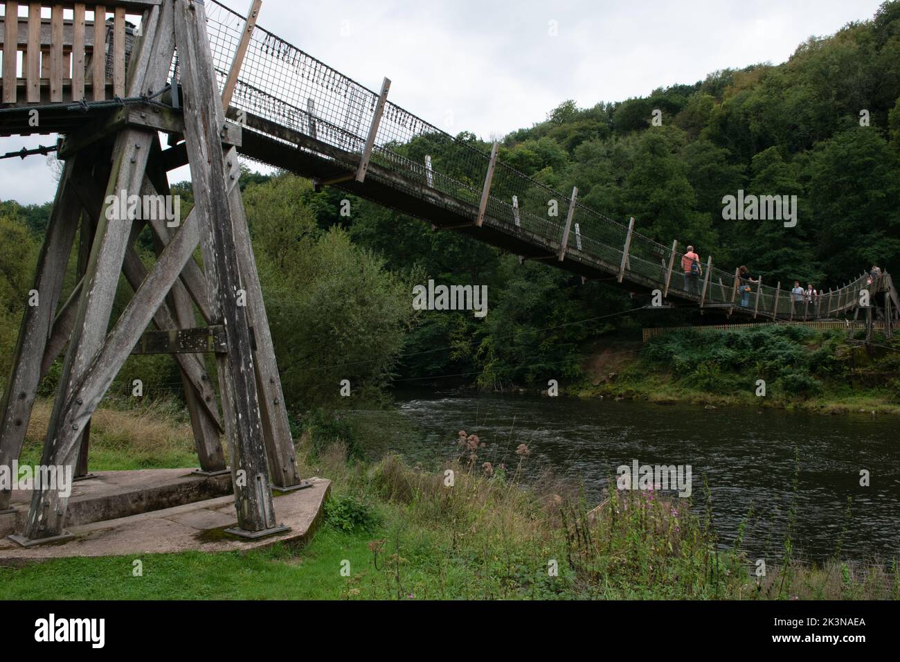 Puente Swing en el Valle de Wye cerca de Symonds Yat, en las Biblins, en la frontera de Inglaterra y Gales. Foto de stock