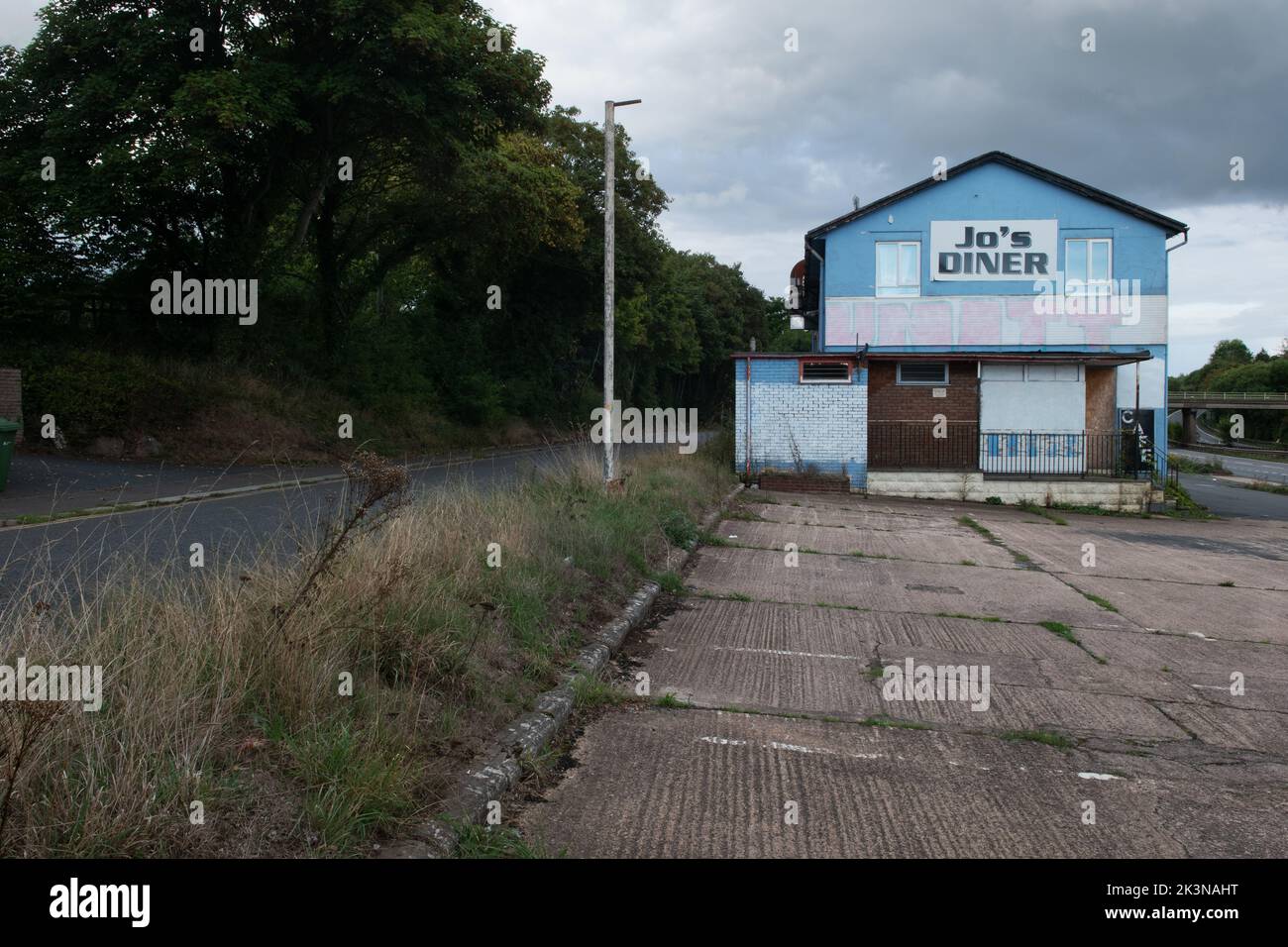 Cena abandonada en la carretera principal A40, cerca de Goodrich, Herefordshire, Inglaterra, Reino Unido Foto de stock