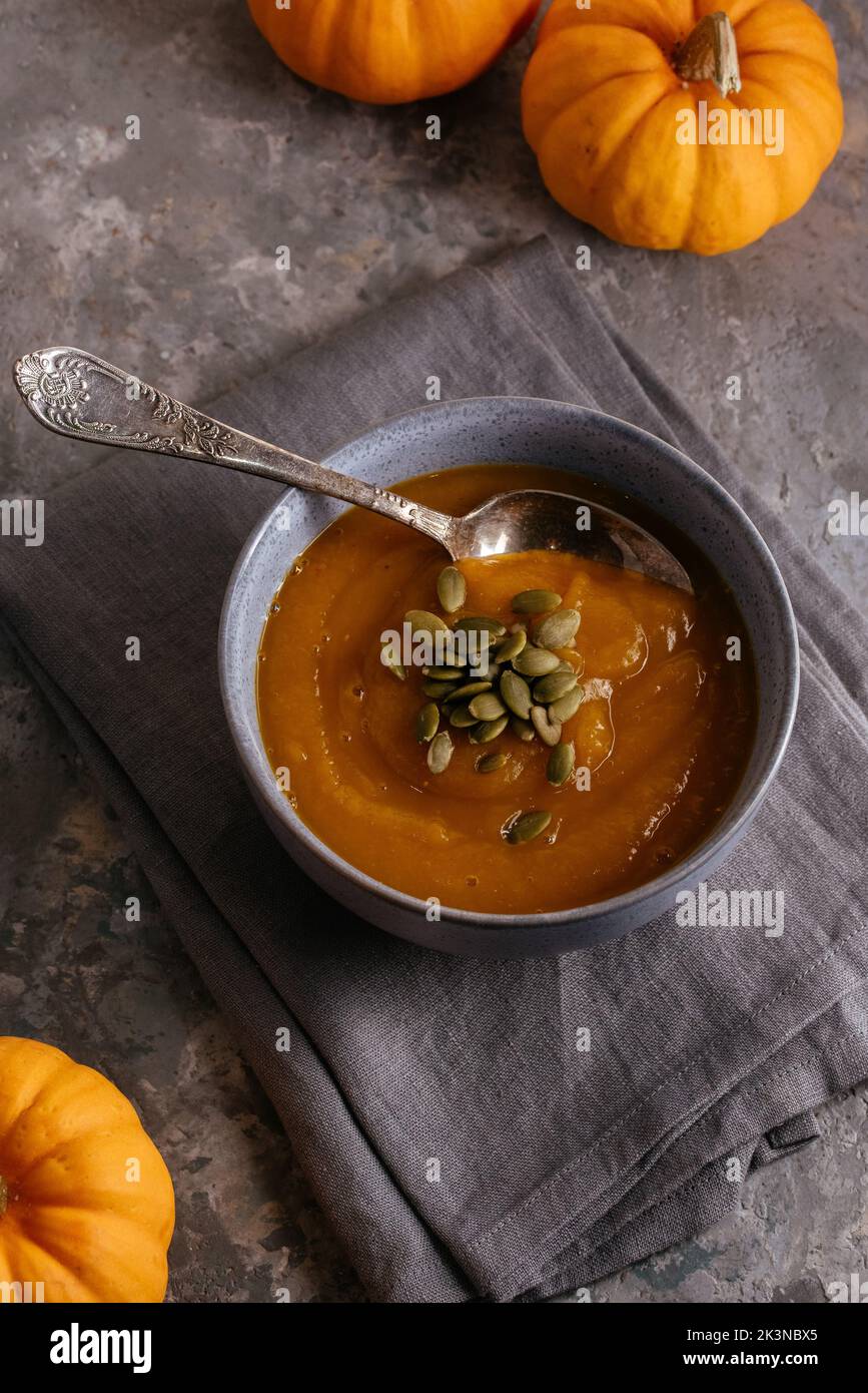 sopa de calabaza de otoño en un bol Foto de stock