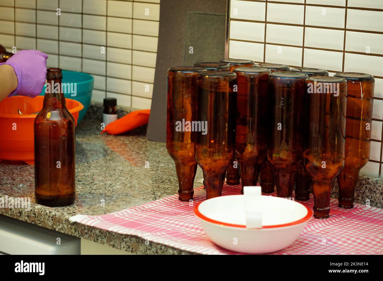 El proceso de preparación de cerveza en casa en la cocina Foto de stock