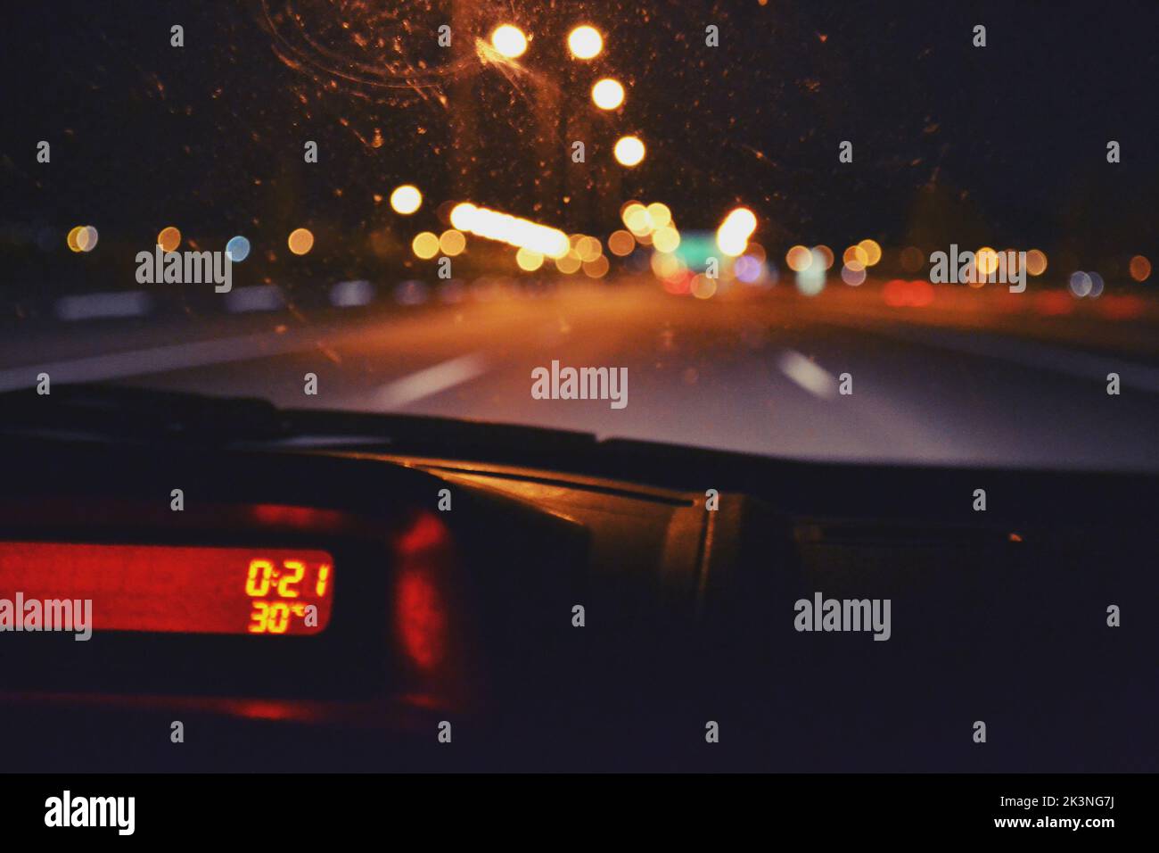 Conducir por las calles vacías en una cálida noche de verano. Foto de stock