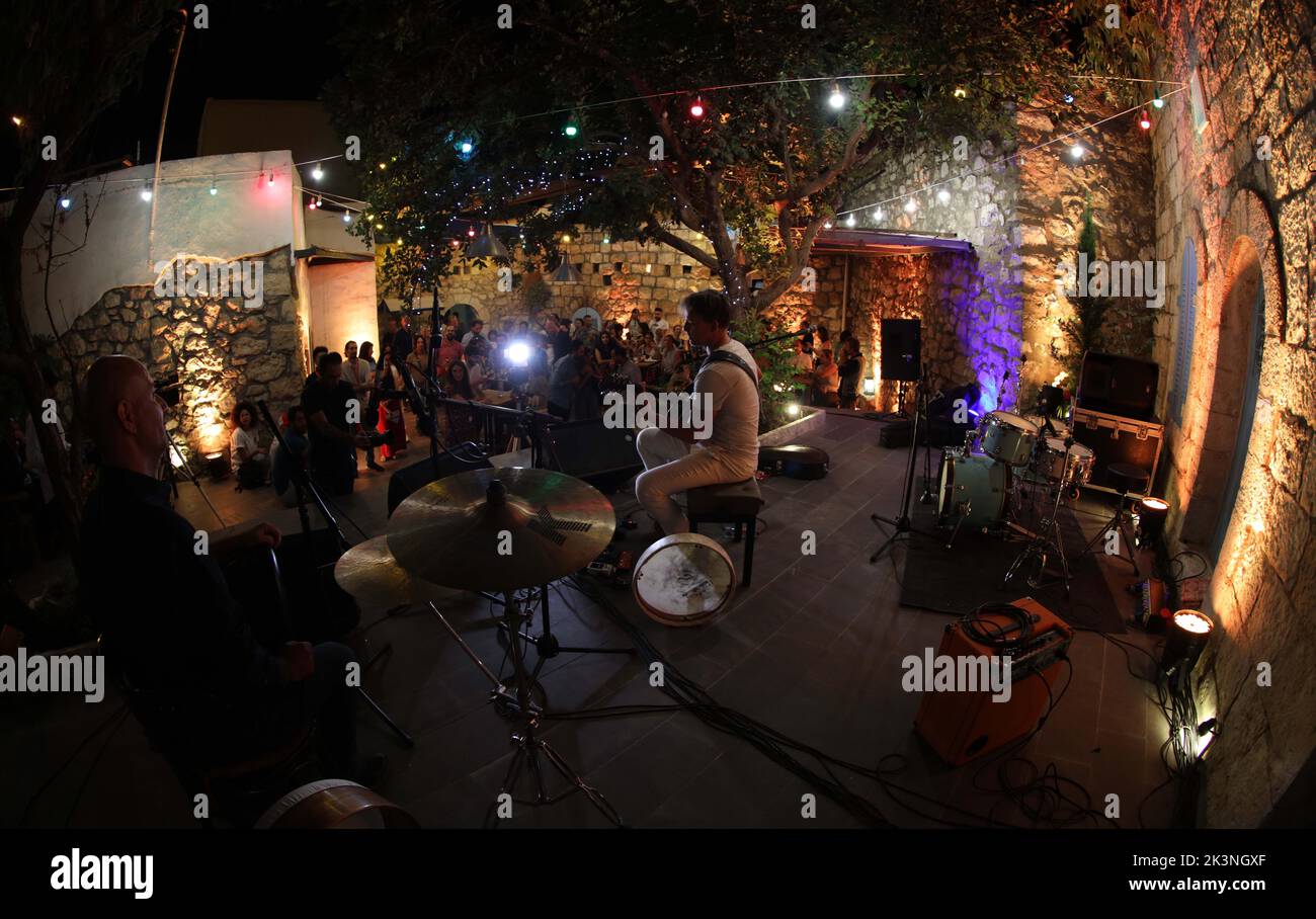 Al Fuheis, Jordania. 27th de Sep de 2022. Los artistas actúan durante el Festival de Jazz de Amman en la ciudad de Al-Fuheis cerca de Amman, Jordania, el 27 de septiembre de 2022. Crédito: Mohammad Abu Ghosh/Xinhua/Alamy Live News Foto de stock