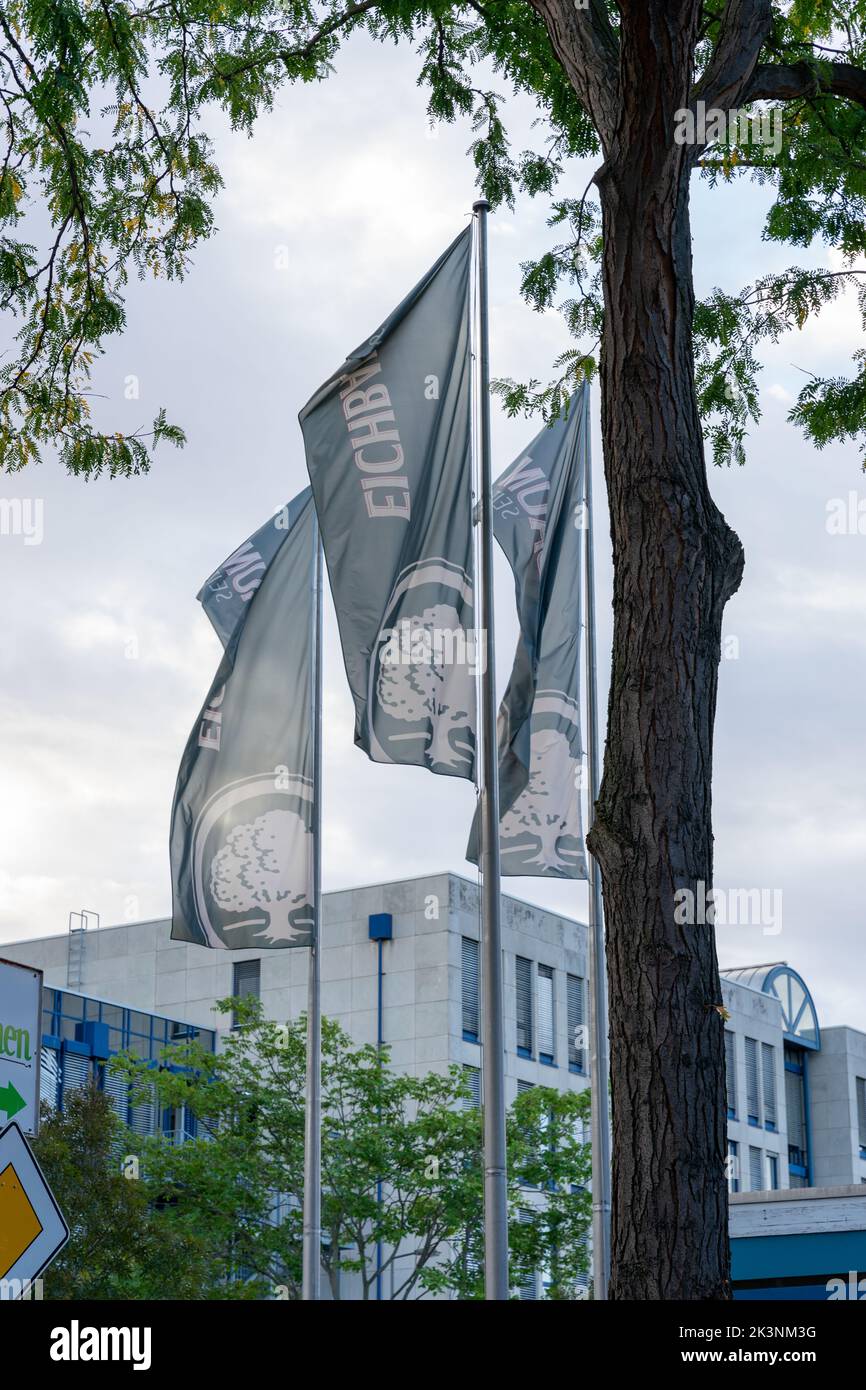 La construcción de la fábrica de cerveza Eichbaum con silos y banderas
