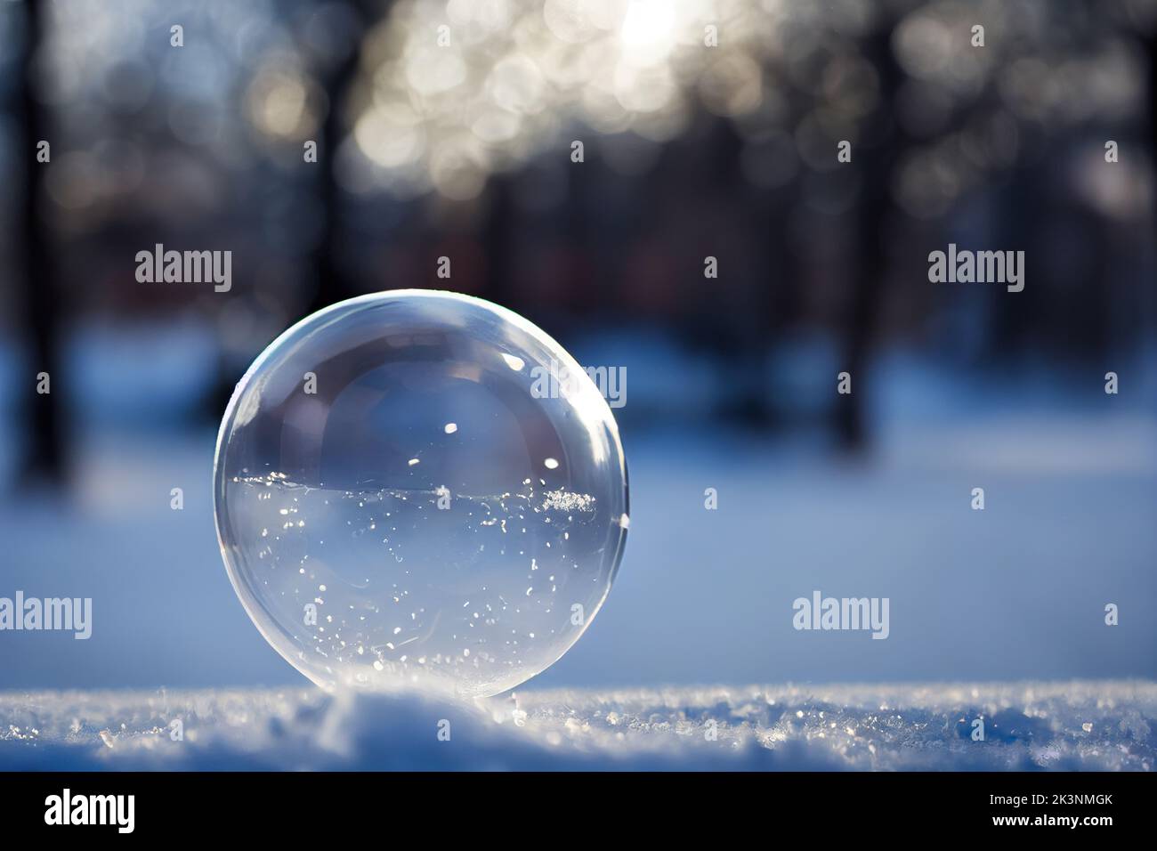Un primer plano de una burbuja congelada en la nieve Fotografía de stock -  Alamy