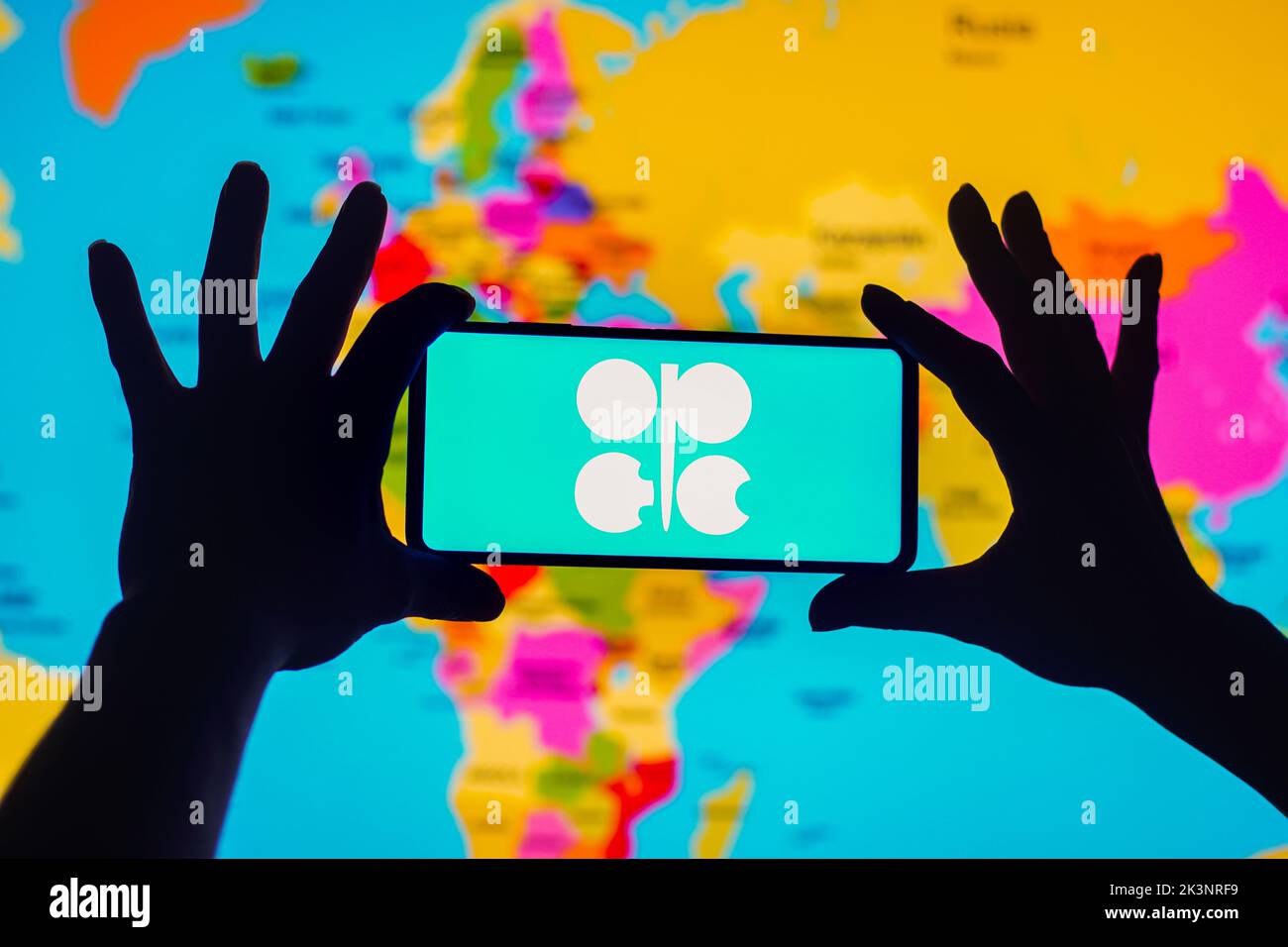 Brasil. 27th de Sep de 2022. En esta ilustración fotográfica, el logotipo de la Organización de Países Exportadores de Petróleo (OPEP) se muestra en un smartphone. Crédito: SOPA Images Limited/Alamy Live News Foto de stock