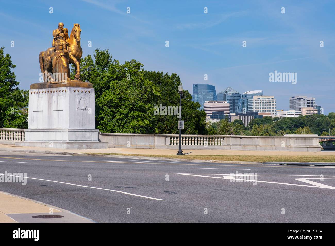 Sacrifice, una de las estatuas de las Artes de la Guerra en el extremo oriental del Arlington Memorial Bridge. Escultor, Leo Friedlander. Washington, DC, EE.UU. Rosslyn Foto de stock