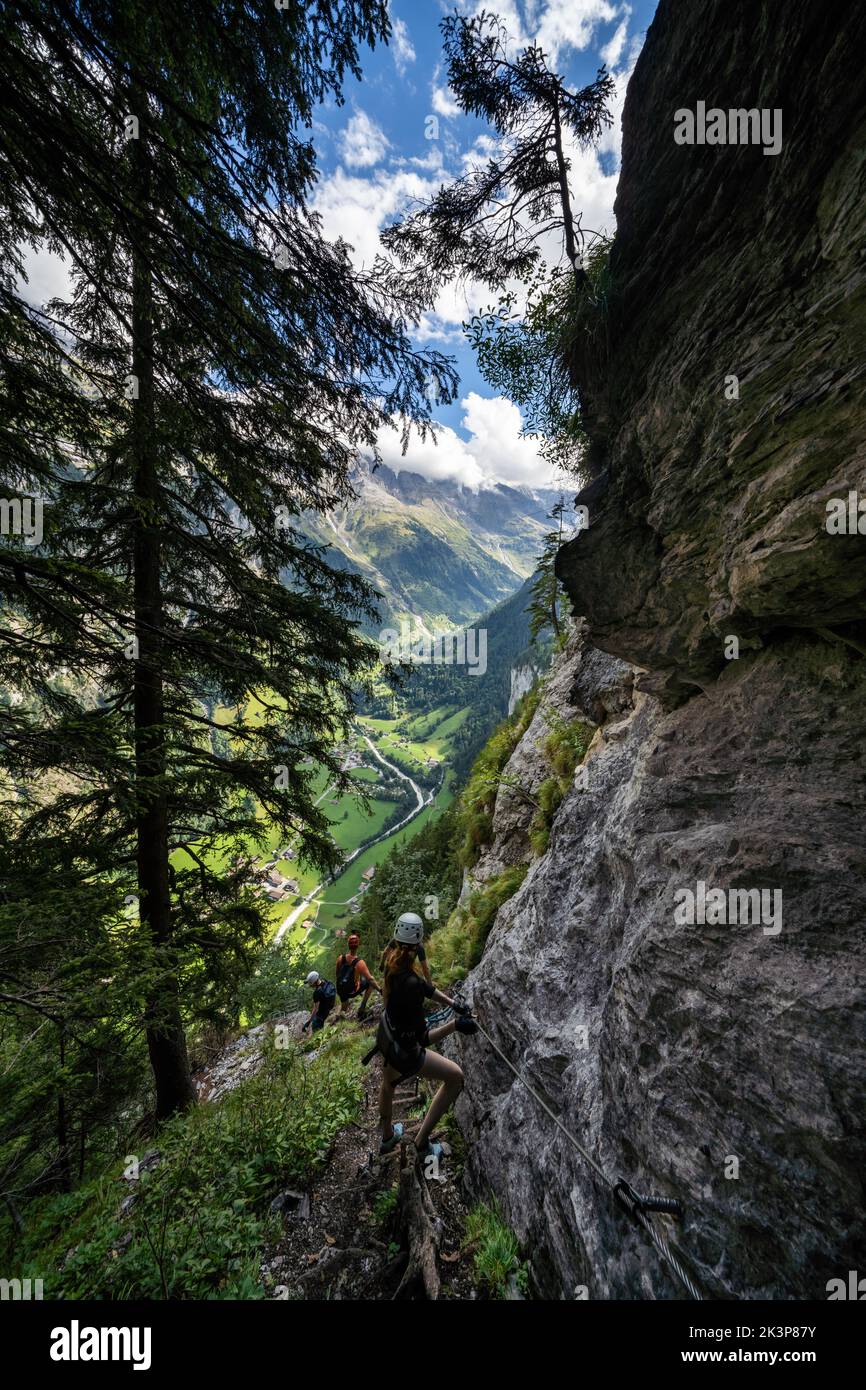 En la ruta Mürren vía ferrata cerca de Lauterbrunnen, Suiza, Alpes Foto de stock