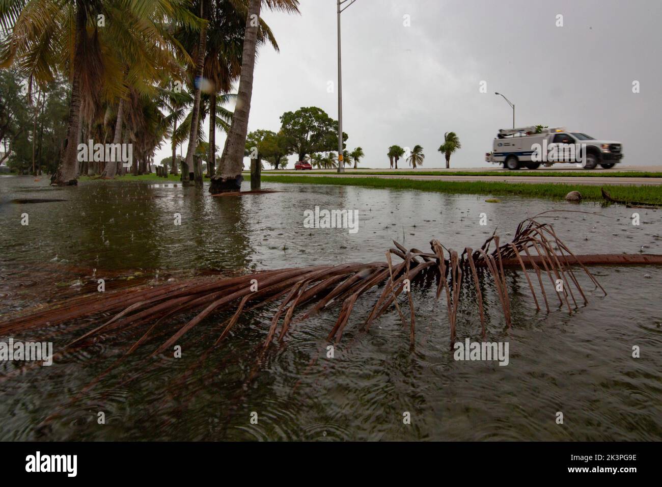 Miami. 27th de Sep de 2022. Una foto tomada el 27 de septiembre de 2022 muestra el aumento del nivel del agua causado por las lluvias antes del huracán en Miami, Florida, Estados Unidos. Una advertencia de huracán se ha extendido hacia el sur en la costa oeste del estado estadounidense de Florida hasta Chokoloskee, dijeron los pronosticadores el martes por la noche. Crédito: Monica McGivern/Xinhua/Alamy Live News Foto de stock