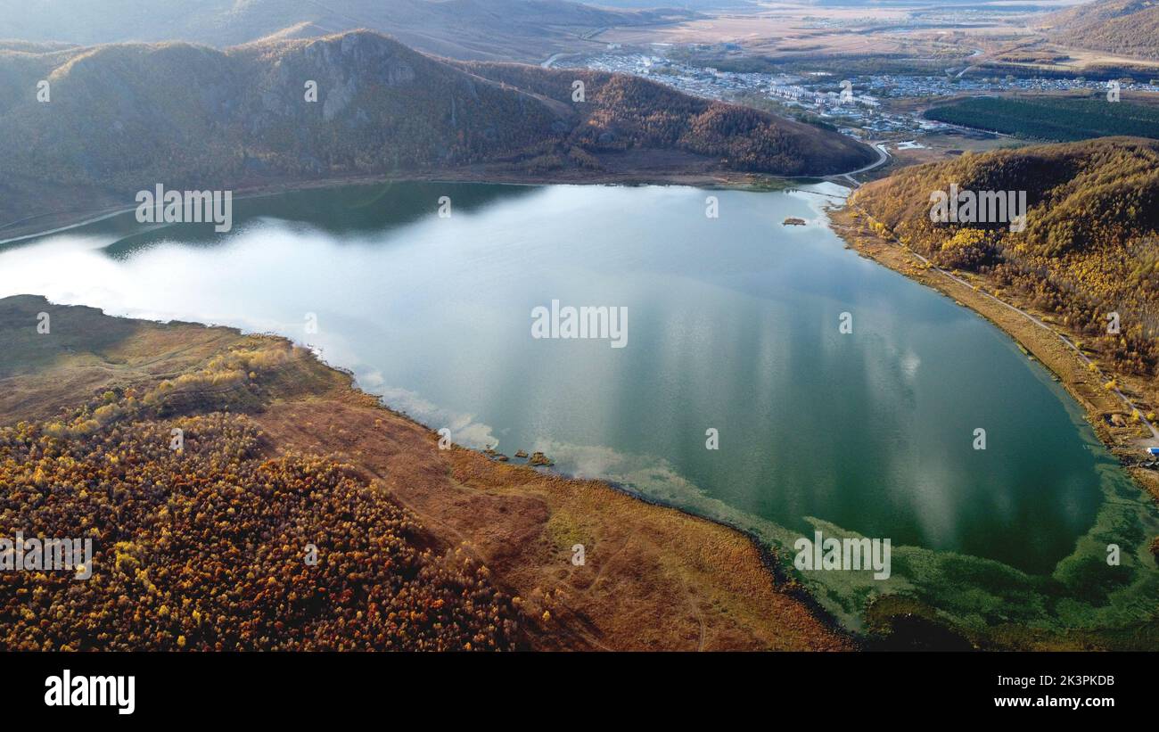 Zhalantun. 28th de Sep de 2022. Foto aérea tomada el 28 de septiembre de 2022 muestra el paisaje otoñal en la ciudad de Chaihe, ciudad de Zhalantun, en la región autónoma de Mongolia Interior del norte de China. Crédito: En Hao/Xinhua/Alamy Live News Foto de stock
