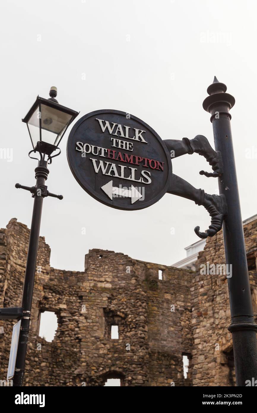 Southampton, Reino Unido - 23 de abril de 2019: Los turistas sitn calle caminar las murallas de Southampton. Es una secuencia de estructuras defensivas construidas aro Foto de stock
