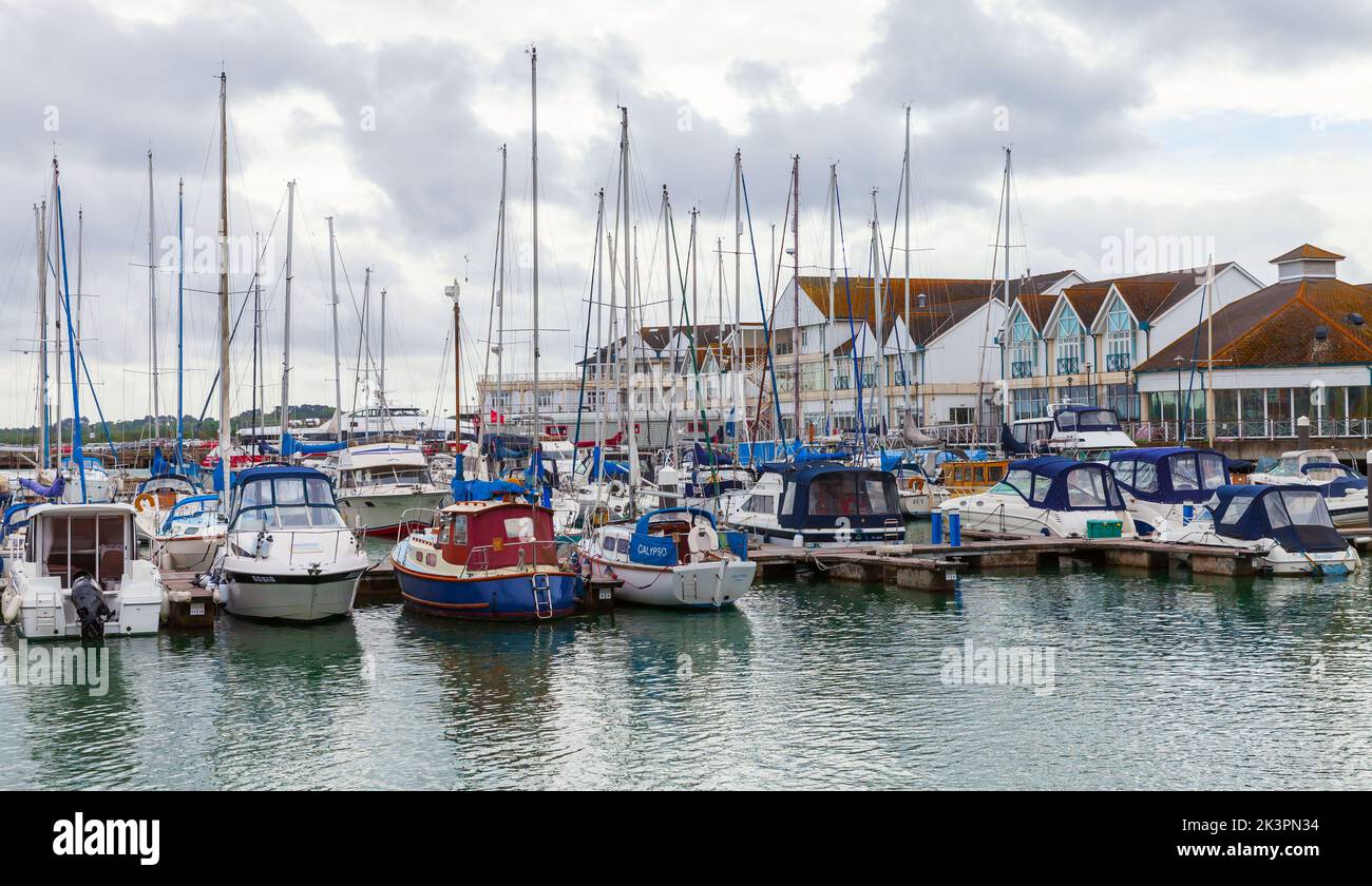 Southampton, Reino Unido - 24 de abril de 2019: Los barcos de vela están amarrados en el puerto deportivo Foto de stock