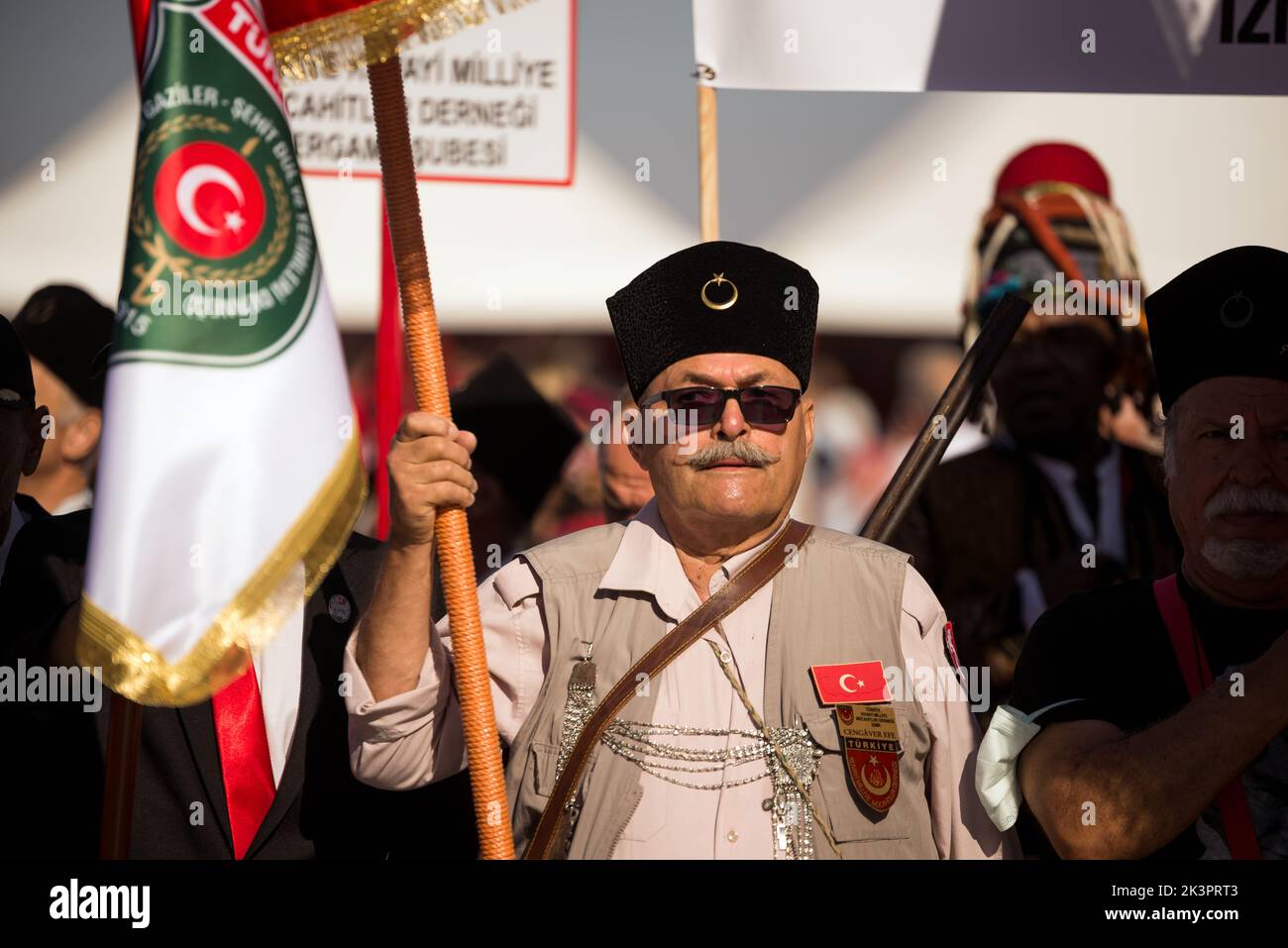 Izmir, Turquía - 9 de septiembre de 2022: Un anciano con bigote Kuvayi Milliye Mujahideen Association en las celebraciones Día de la Liberación de Izmir. Foto de stock