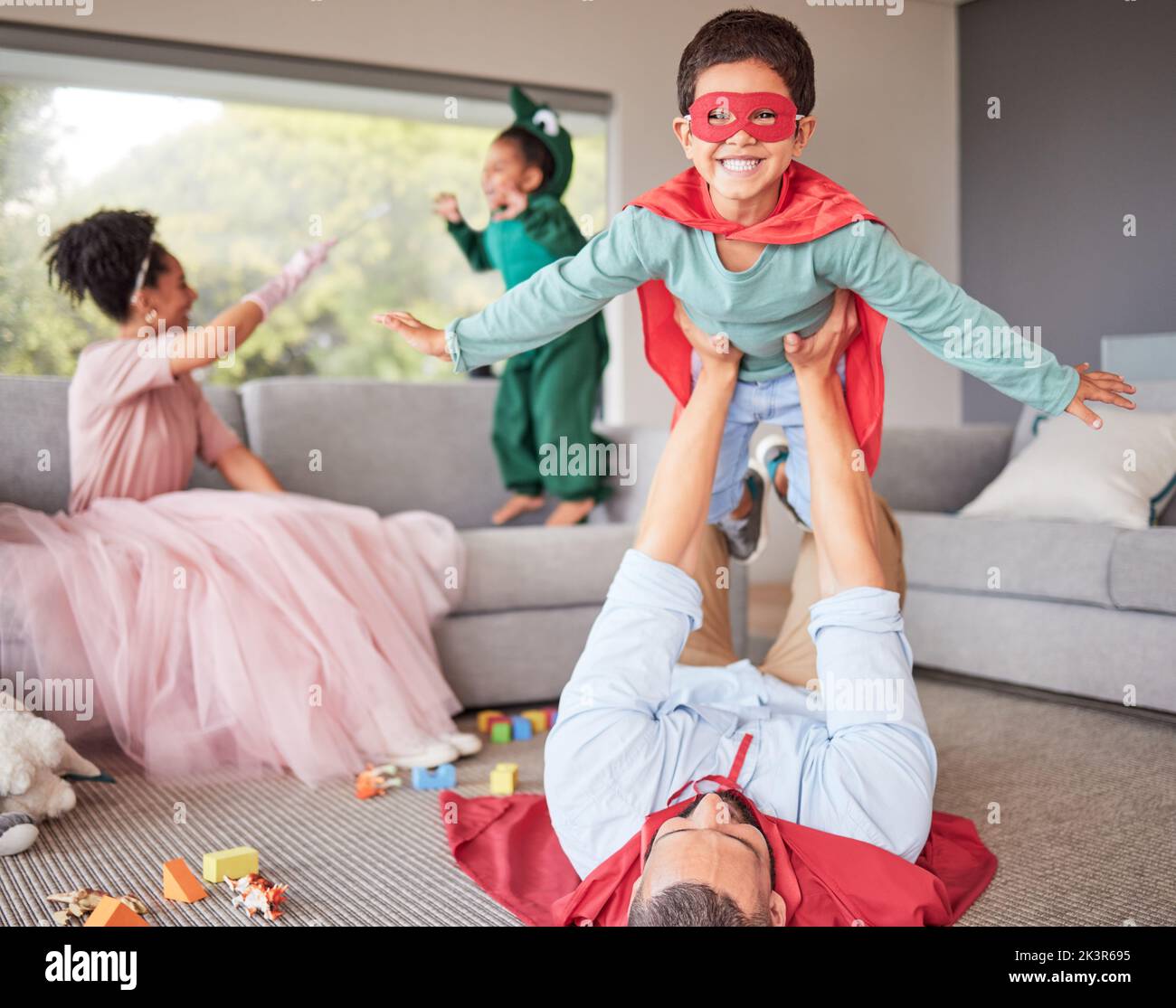 Padres Felices Y Ni Os Jugando Disfraces Vincul Ndose Y Divirti Ndose Juntos En La Sala De